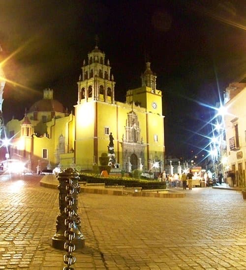 La Basílica iluminada de noche